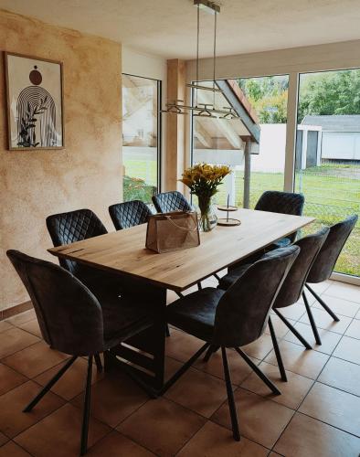 Wunderschönes Haus am See - Seeblick, großer Garten, Südbalkon, Carport & Smart-TV