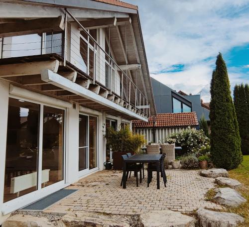 Wunderschönes Haus am See - Seeblick, großer Garten, Südbalkon, Carport & Smart-TV