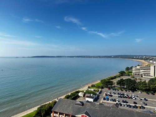 Stunning Ocean & City View APT
