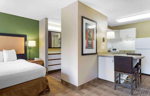 Deluxe Studio with 1 King Bed - Non-Smoking image 2