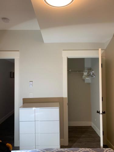 Modern 2BR Guest House in North Nanaimo in Nanaimo, Canada