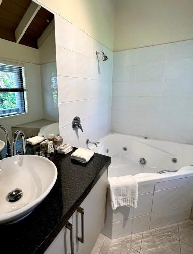 Studio with Spa Bath image 7