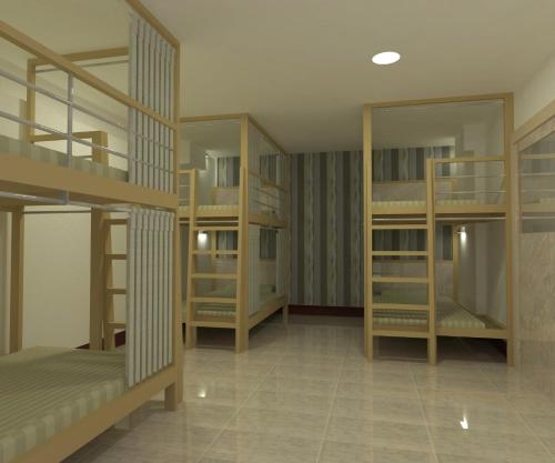 ผู้เข้าพัก 1 คน ในหอพักชาย 8 เตียงสองชั้น (Bunk Bed in Male Dormitory Room)