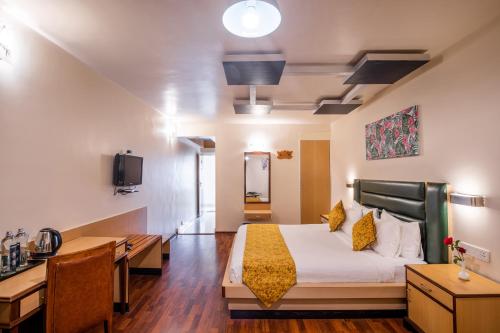 Standard Queen Room image 7