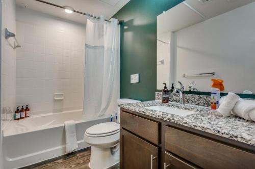 Spacious CozySuites on I-35 w pool and parking #01 Spacious CozySuites on I-35 w pool and parking #01