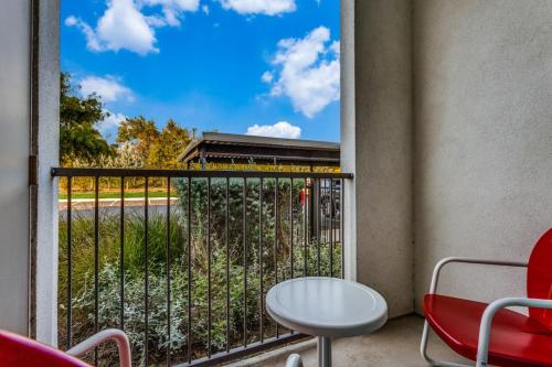 Spacious CozySuites on I-35 w pool and parking #01 Spacious CozySuites on I-35 w pool and parking #01