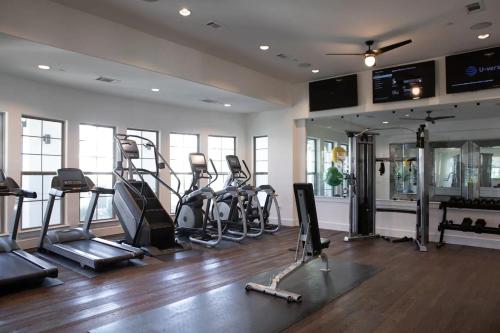 Spacious CozySuites on I-35 w pool and parking #01 Spacious CozySuites on I-35 w pool and parking #01