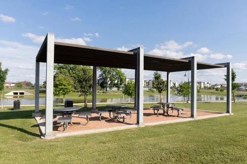 Spacious CozySuites on I-35 w pool and parking #01 Spacious CozySuites on I-35 w pool and parking #01