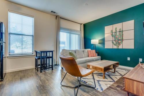 Spacious CozySuites on I-35 w pool and parking #04 in Pflugerville, USA