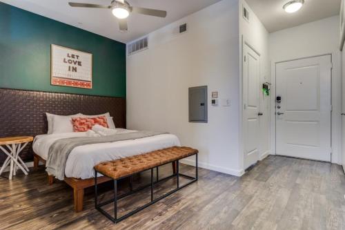 Spacious CozySuites on I-35 w pool and parking #04 in Pflugerville, USA