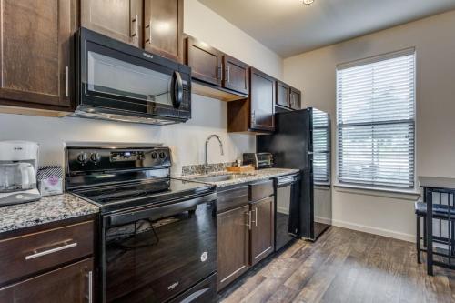 Spacious CozySuites on I-35 w pool and parking #04 in Pflugerville, USA