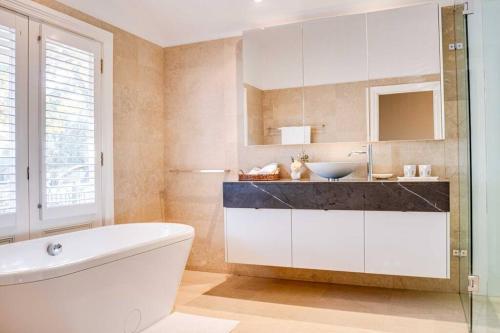 Bathroom, Heritage Holiday House No.15 in Chirnside Park