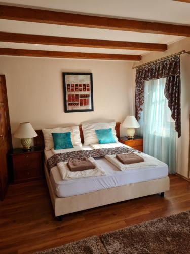 1 queen bed, 2 twin beds