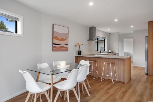 Kitchen, Private, 4BR Family Home, Free Parking, 4km to Airport in Papanui