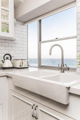 THE HAMPTONS - Ultimate Six Star Beachfront Experience with Parking & Pool - Tap to explore photos