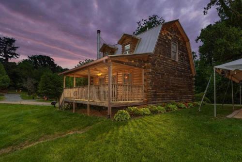Gorgeous Mountain View Cabin on 12 Acres - Accommodation - Candler