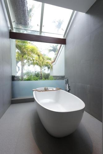 Badkamer, Taj Wayanad Resort & Spa, Kerala in Padinjarathara