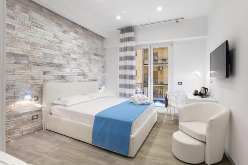 Vhome Ideally located in the prime touristic area of Sorrento, Vhome promises a relaxing and wonderful visit. The hotel offers guests a range of services and amenities designed to provide comfort and conven