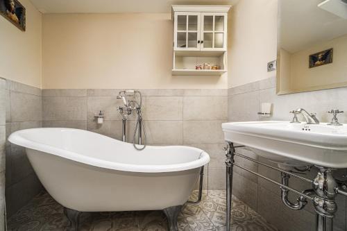 Luxurious and Royal Apartment in the Old Town, Bratislava (fotografie 7)