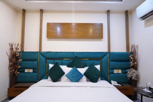 Standard Double or Twin Room image 8