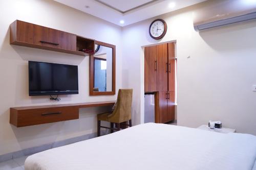 Standard Double or Twin Room image 7