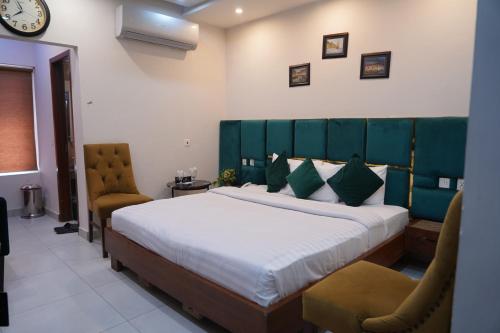 Standard Double or Twin Room image 5