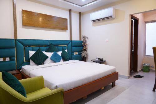 Standard Double or Twin Room image 4