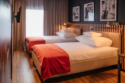 2 twin beds