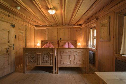 2 twin beds