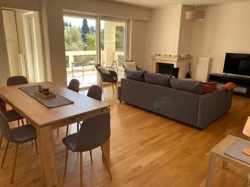 Urban Apartment in Marousi with Rural View, Athen