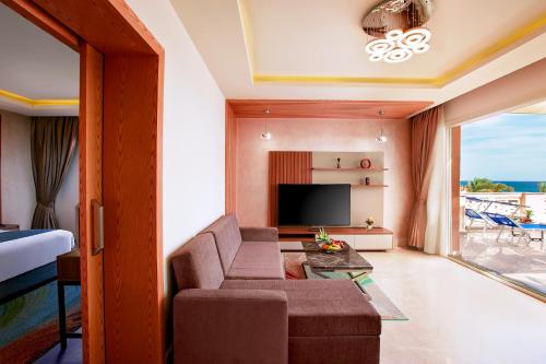 Suite with Sea and Pool View  image 3