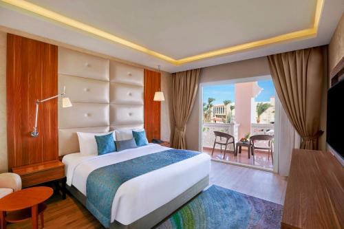 Suite with Sea and Pool View  image 6