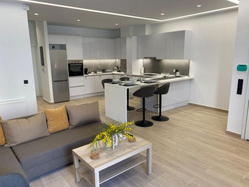 Brand New Garden Apartment, Atény