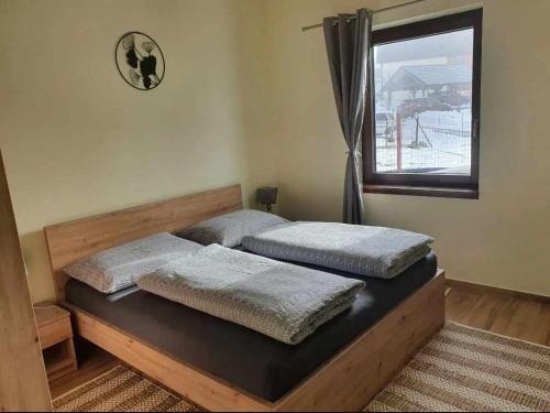 1 queen bed, 2 sofa beds