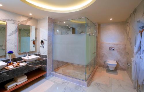 Suite with Sea and Pool View  image 7