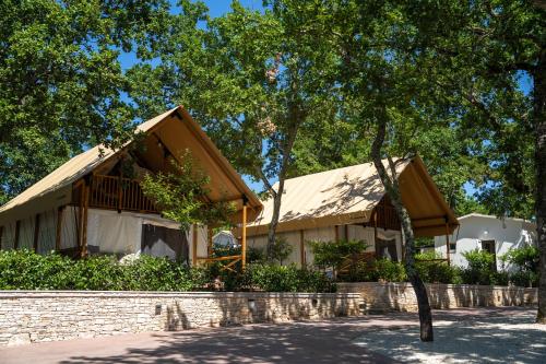 Banki Green Istrian Village - Holiday Homes & Glamping Tents - Hotel - Bašići