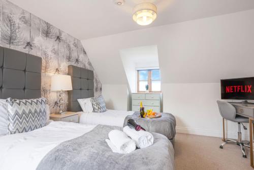 Loughton House - Central Location - Free Parking, Private Garden, Super-Fast Wifi and Smart TVs by Yoko Property - Milton Keynes