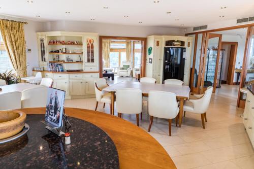 virtuve, Like walking into a fantastic novel at Inishowen House in Ballyliffin