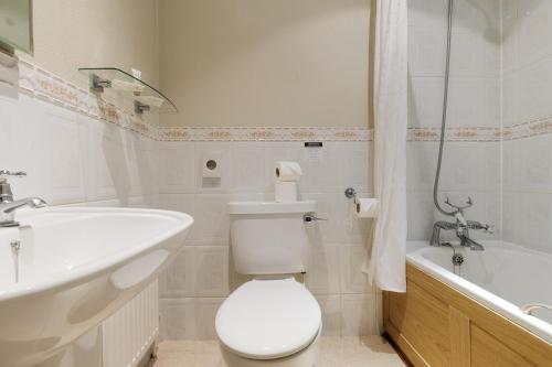 Blacksmiths Arms Inn - image 2