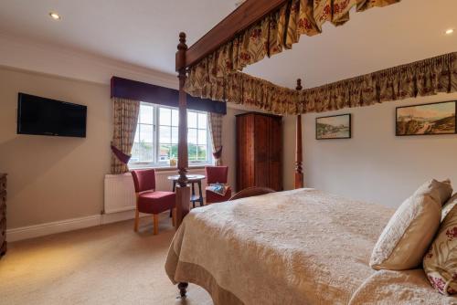 Blacksmiths Arms Inn - image 7