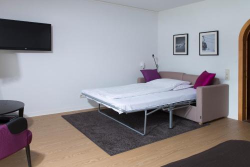 1 queen bed, 1 twin bed