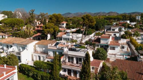 Cozy holiday home at the beach in Costabella Marbella - image 2