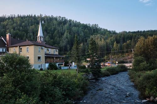 AUBERGE DU DIMANCHE - Rivère-Éternité, Près du Fjord-du-Saguenay et de l'Anse-Saint-Jean