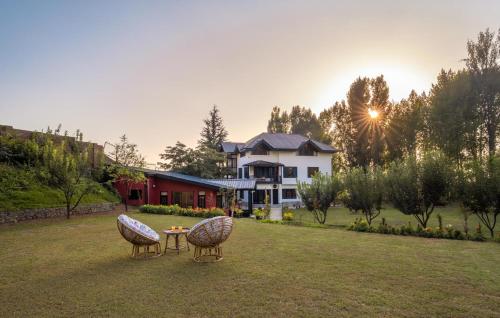 LohonoStays White House at Zaznar