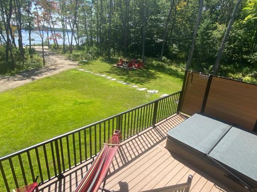 Waterfront cottage with hot tub & private beach in Muskokas