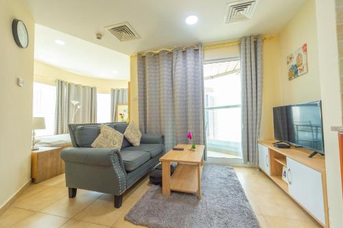 Luxury Escapes - Modern Budget studio with balcony in JLT!, Dubaj
