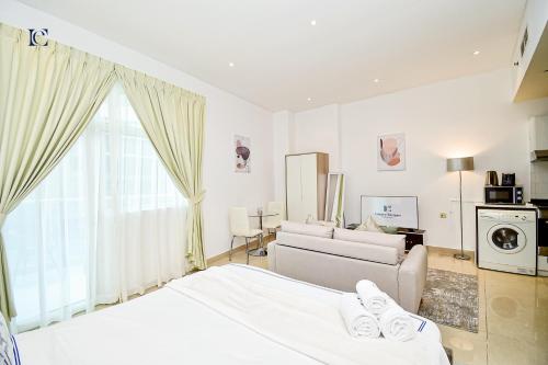 Luxury Escapes - Budget Studio with Balcony, Yacht Bay Marina, Дубай (фото 5)