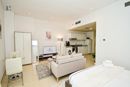 Luxury Escapes - Budget Studio with Balcony, Yacht Bay Marina, Дубай (фото 4)