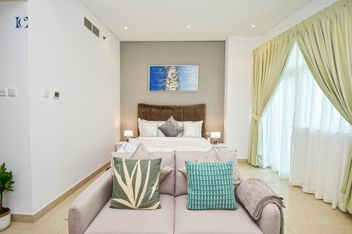 Luxury Escapes - Budget Studio with Balcony, Yacht Bay Marina, Дубай (фото 3)