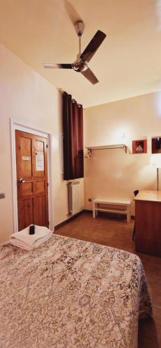Double Room image 6